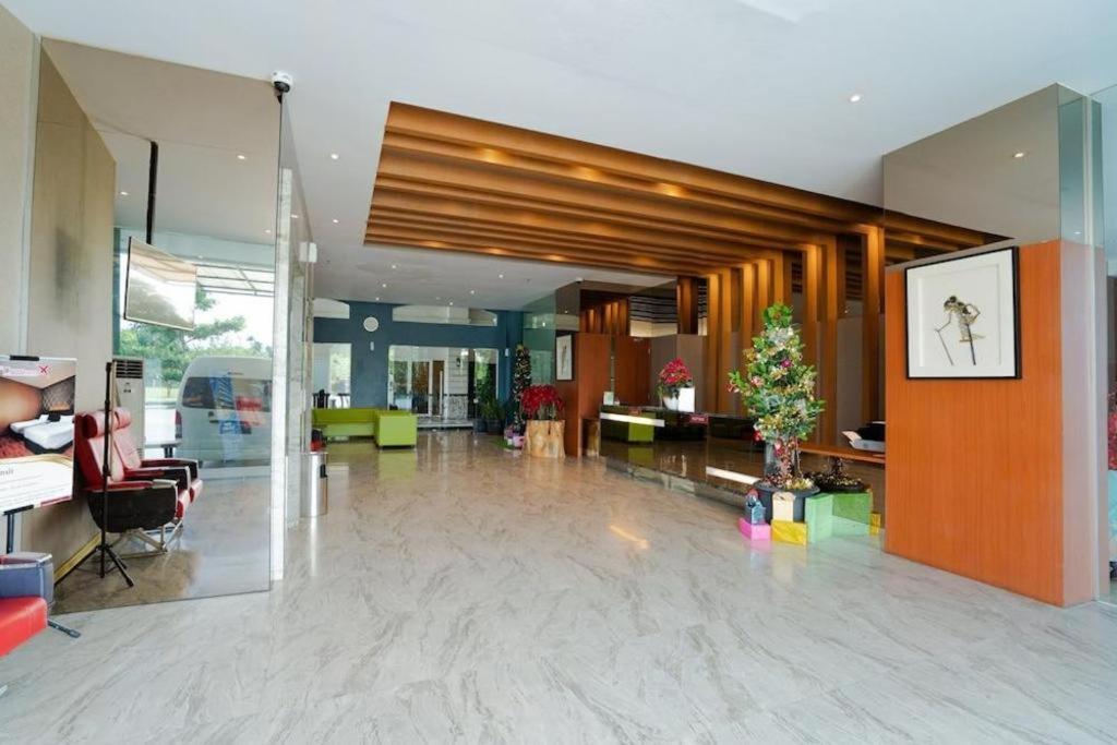 The Crew Hotel Kualanamu International Airport Medan Luaran gambar