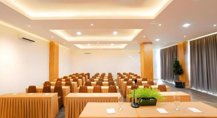 The Crew Hotel Kualanamu International Airport Medan Luaran gambar