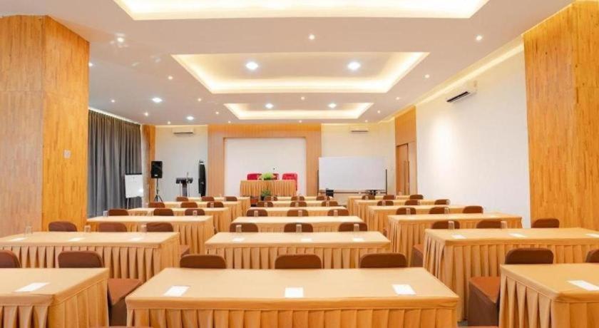 The Crew Hotel Kualanamu International Airport Medan Luaran gambar