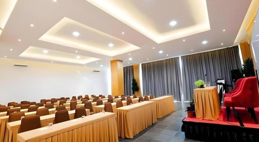 The Crew Hotel Kualanamu International Airport Medan Luaran gambar